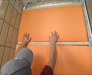 Укладка плит пеноплекса для шумоизоляции стен