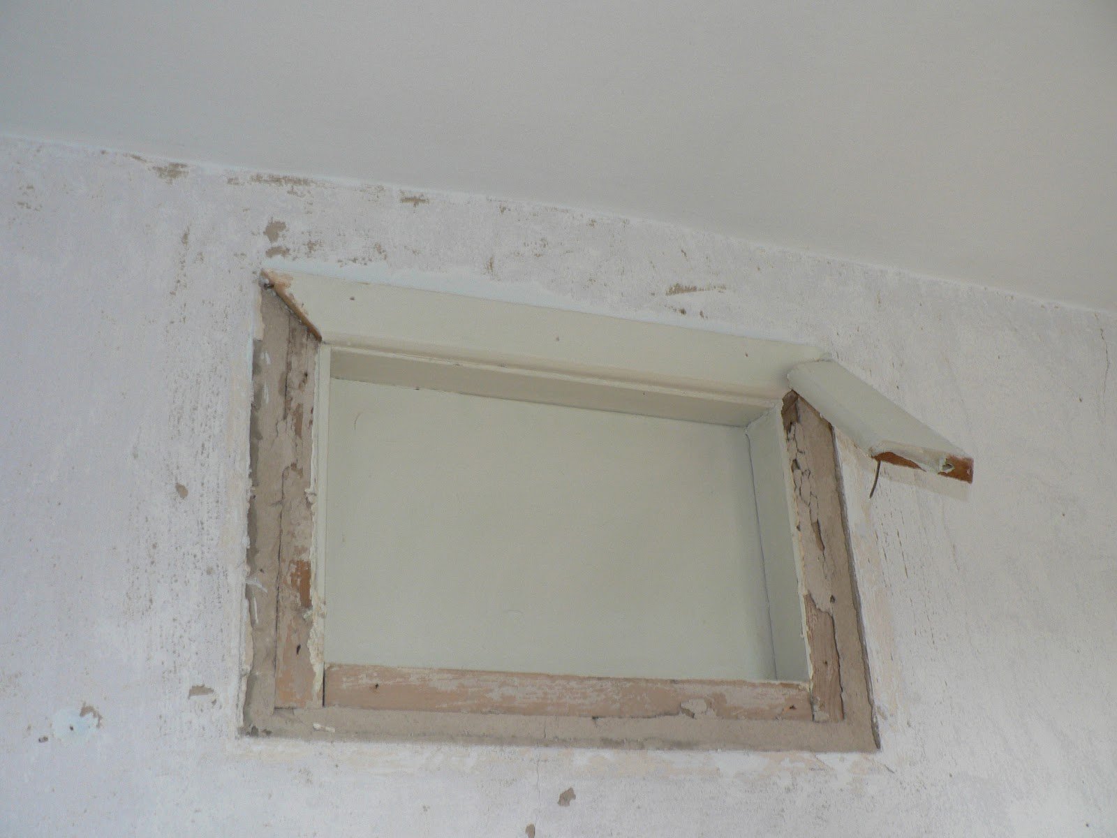 Один из этапов устранения окна — демонтаж наличников