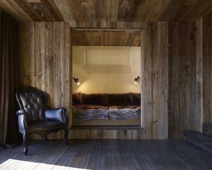 красивый декор спальни со старыми досками
