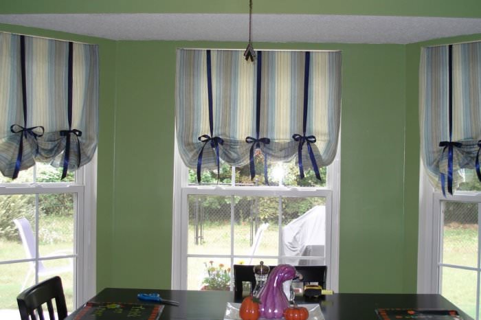 Английские шторы в приподнятом состоянии на окне в гостиной