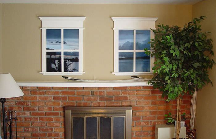 Два ложных окна на стене с кирпичной кладкой