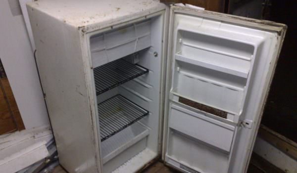 Многие оставляют холодильники на балконах или в подсобном помещении до продажи или перевозки на дачный участок. 