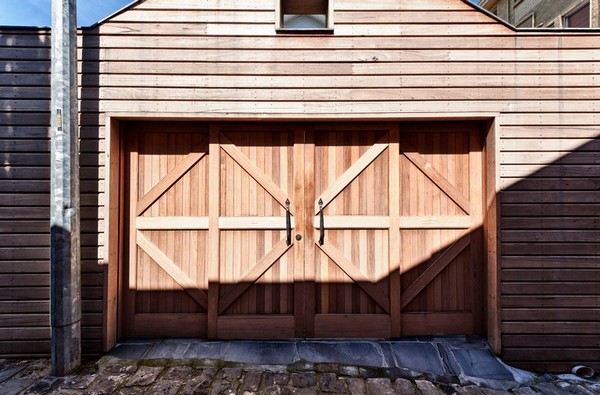 Красивый деревянный гараж фото