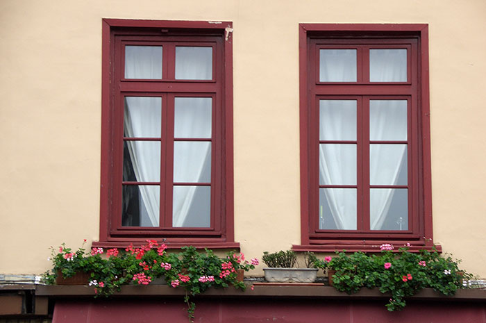 окна в загородном доме, деревянные блоки с одинарными стеклопакетами в загородном доме, окна как элемент декора в загородном доме 