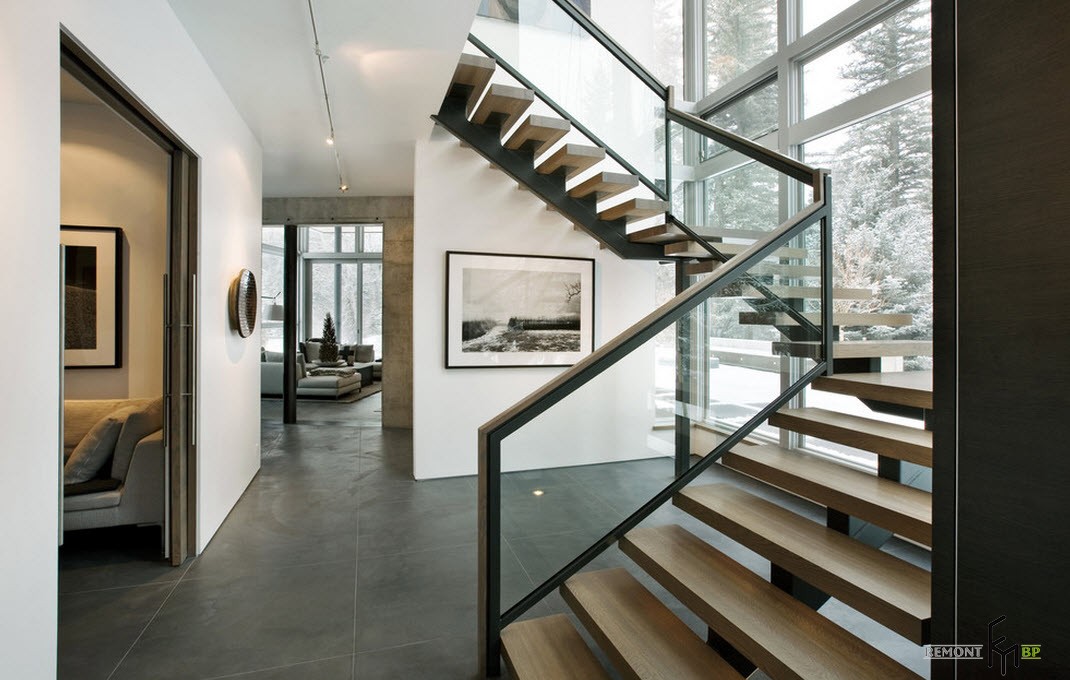 Лестница, расположенная возле большого высокого окна создаст ощущение стремительного движения по вертикали