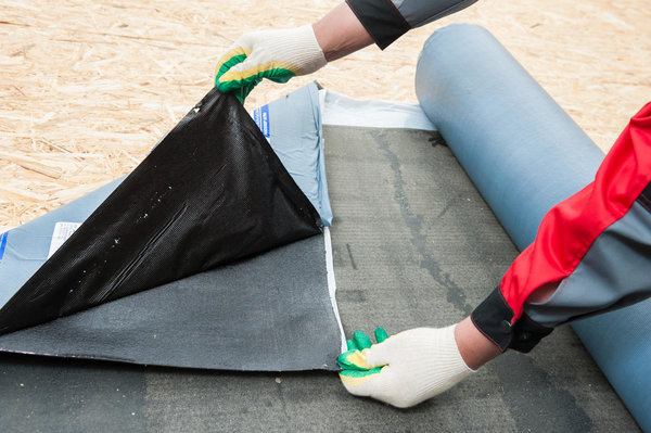 Для укладки самоклеящихся ковров достаточно отделить защитную пленку и плотно прижать материал к поверхности