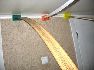 Используем шприц для заделки зазора между стеной и пенопластовым плинтусом