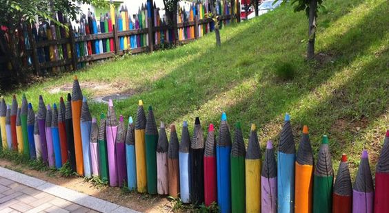 Яркий декоративный забор из карандашей разной высоты